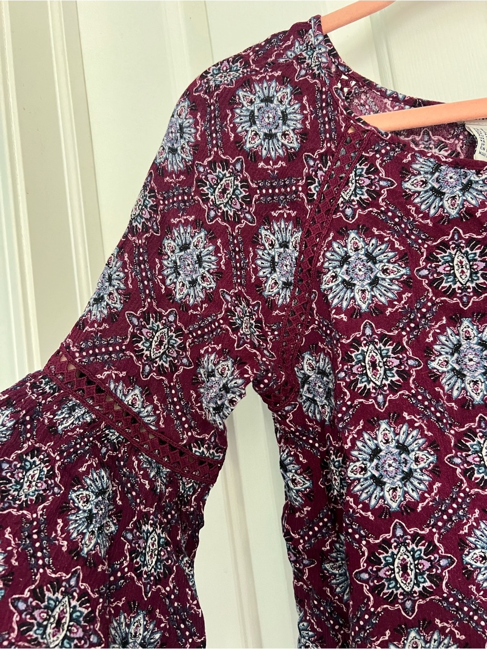 ✨2/$20 Forever 21 plum paisley print blouse with flared bell sleeves - Picture 4 of 6